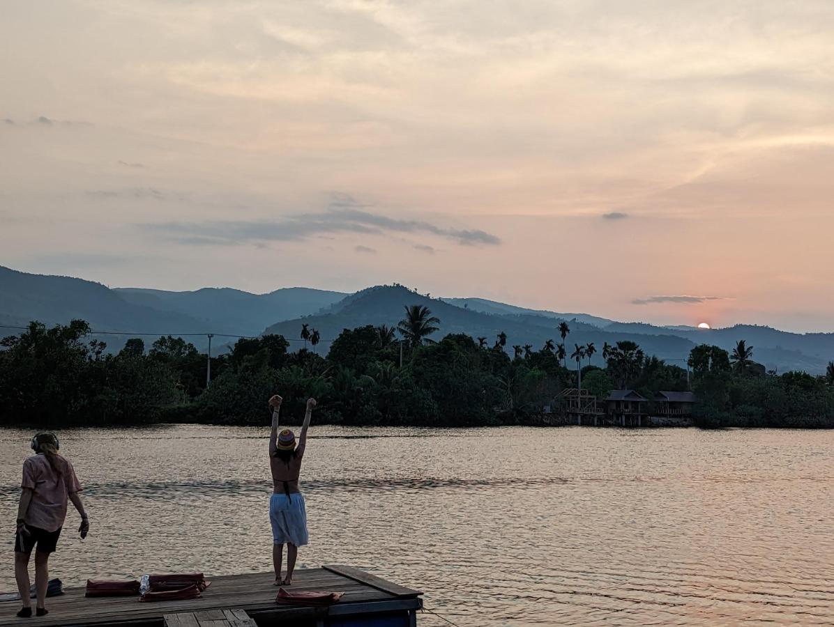 Yellow Sun Kampot Luaran gambar